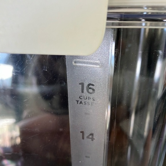 Locking 16 cup Food Storage Container Kitchen storage - Picture 6 of 13